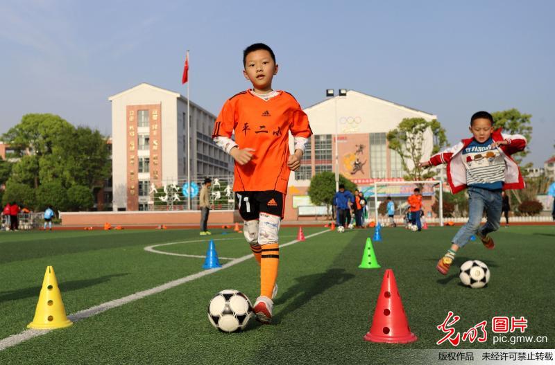 江西安福:校园足球训练忙