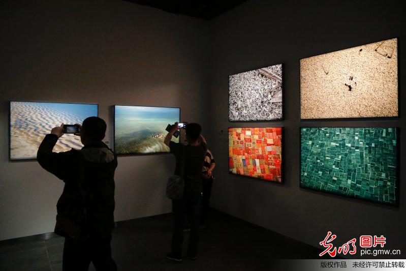与新时代同行--2018国际摄影节展在郑州举办