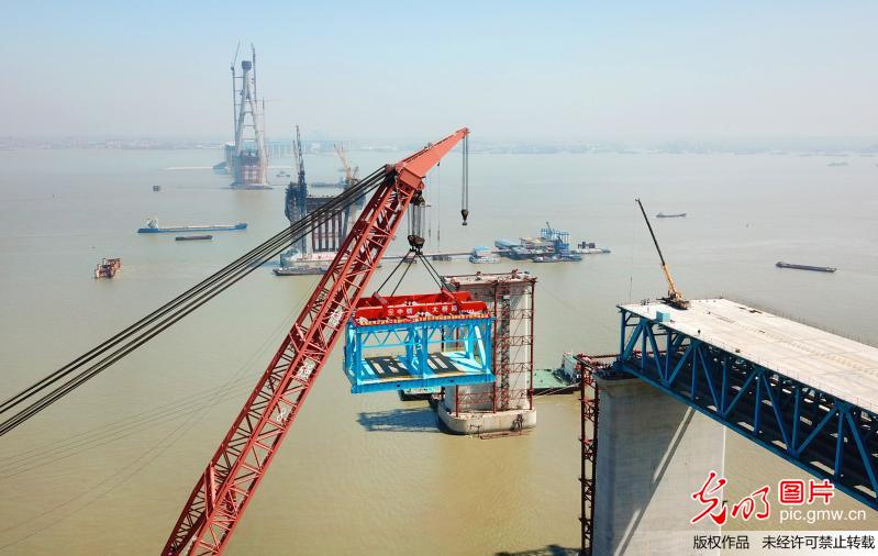 沪通长江大桥首个超千吨大节段钢梁架设成功