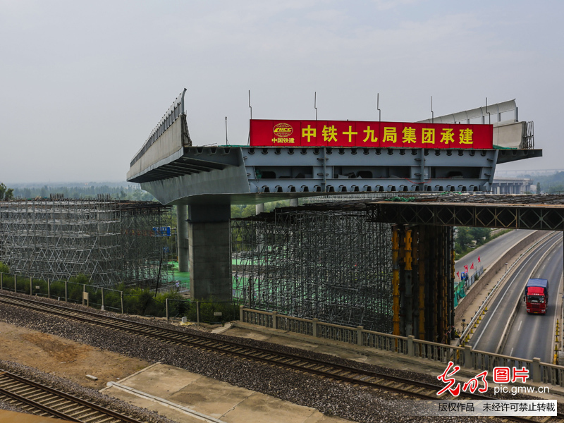 兴延高速:上跨京包铁路立交桥成功实现74.5度