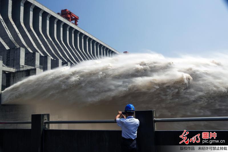 三峡水库泄洪迎长江2018年第2号洪水