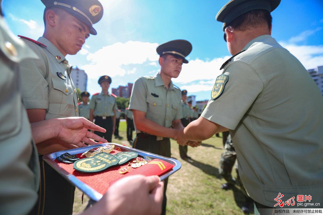 宁波武警举行退伍老兵向队旗告别仪式
