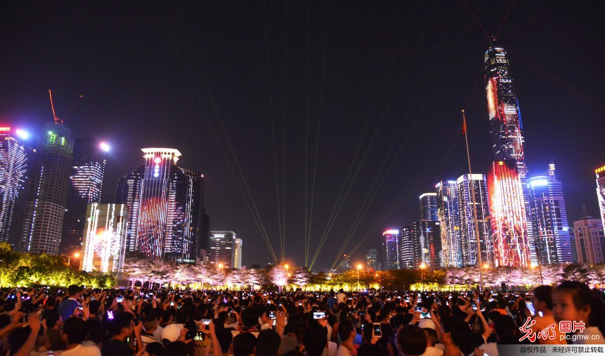 深圳楼宇灯光秀庆祝改革开放40周年 深圳楼宇灯光秀庆祝改革开放40周年
