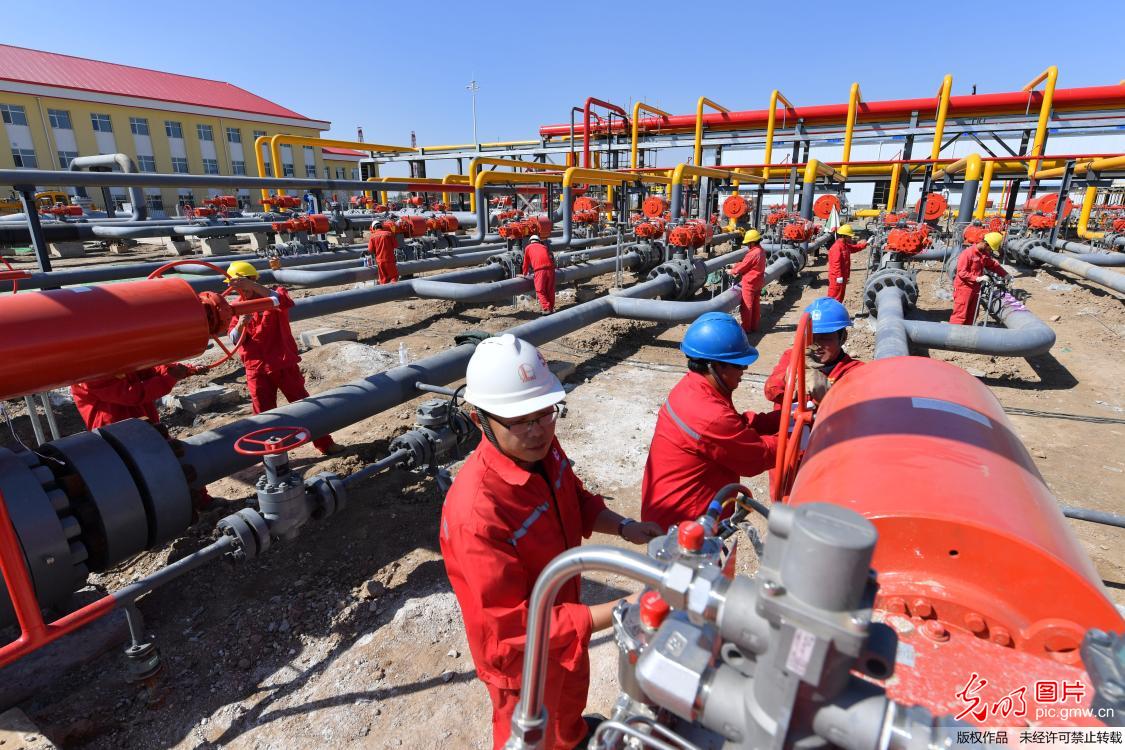 国庆节期间,中国石化中原油建职工坚守在位于河南濮阳的我国中部最