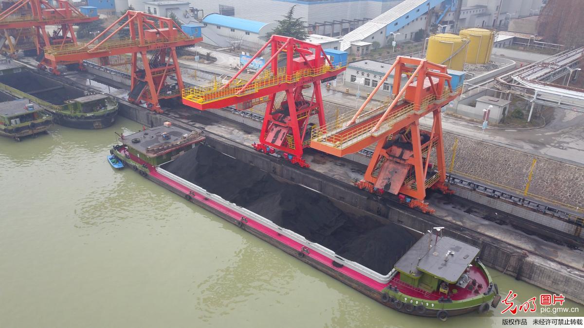 京杭大运河扬州段北煤南运迎高峰