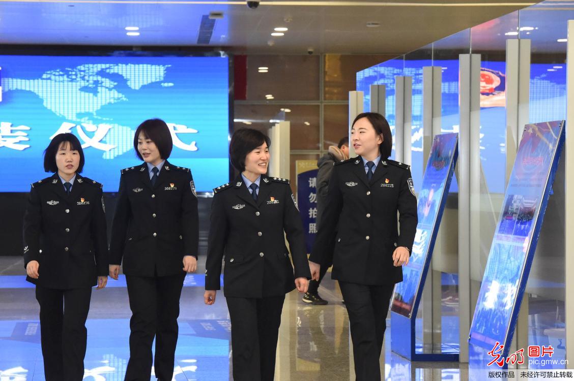 南京边防民警换着人民警察制服上岗执勤