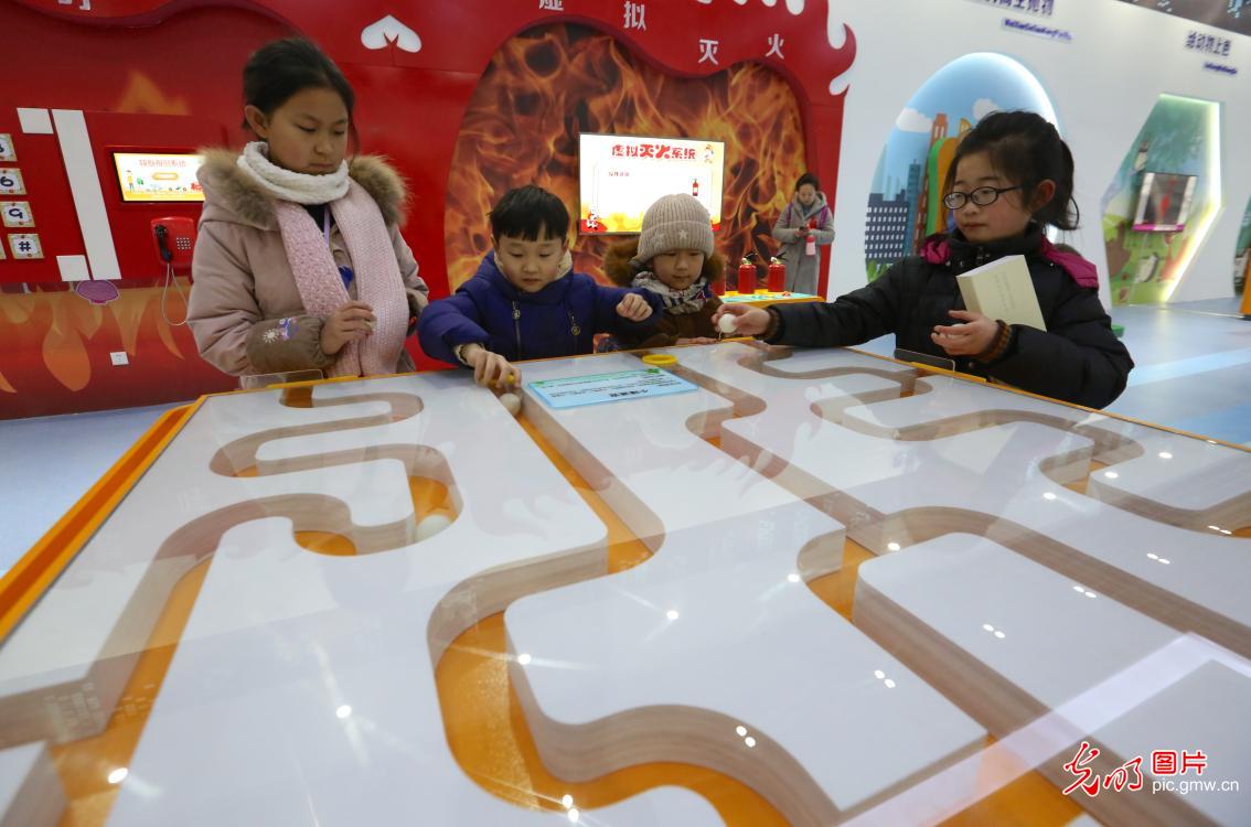 湖北襄阳:科技馆里过寒假 湖北襄阳:科技馆里过寒假