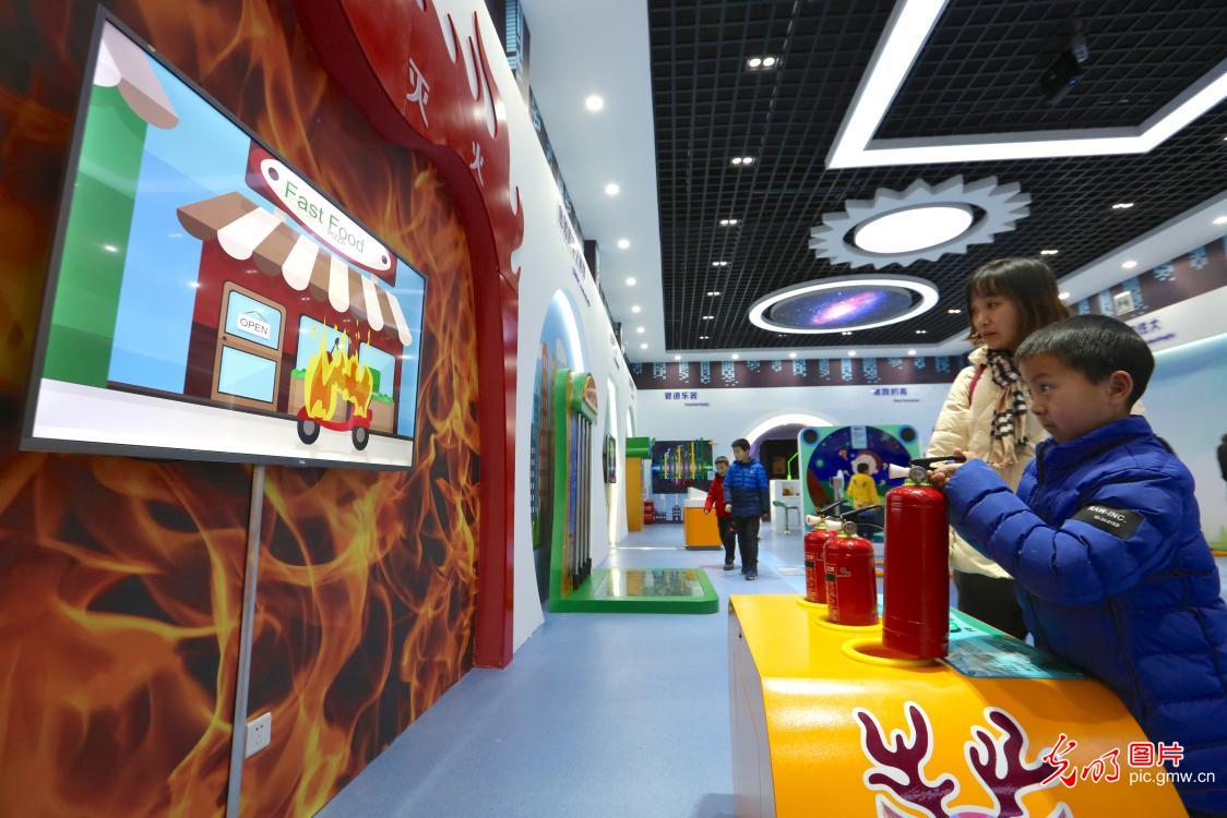 湖北襄阳:科技馆里过寒假 湖北襄阳:科技馆里过寒假