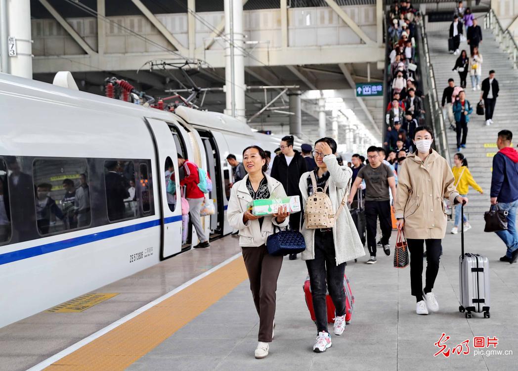 "五一"小长假各地迎来返程高峰