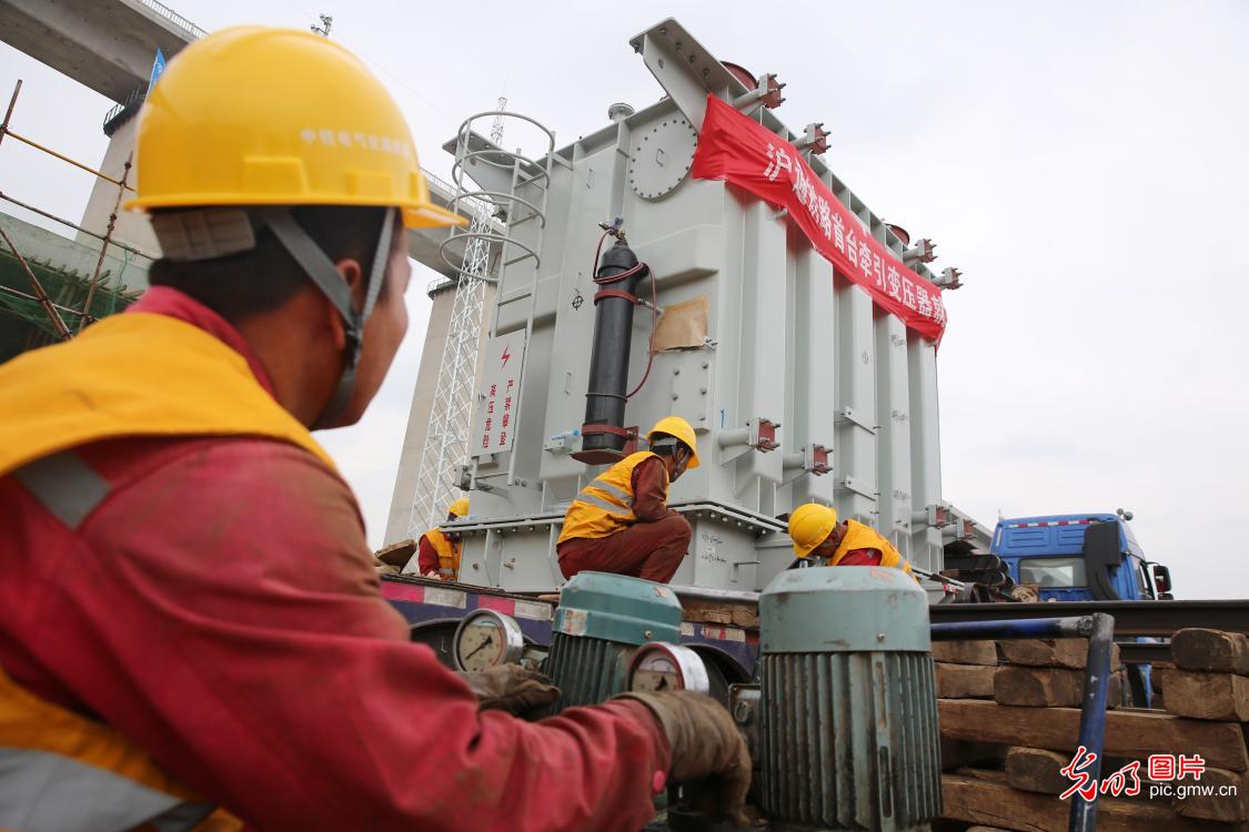 沪通铁路首台牵引变压器安装就位 沪通铁路首台牵引变压器安装就位