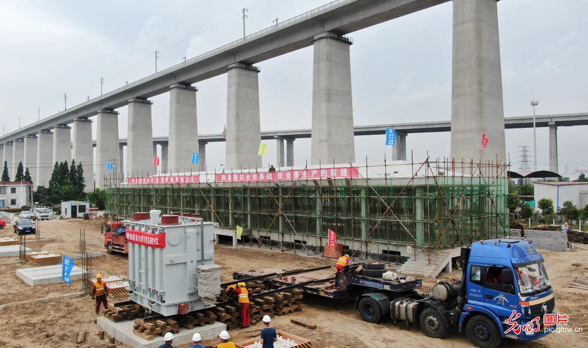 沪通铁路首台牵引变压器安装就位 沪通铁路首台牵引变压器安装就位