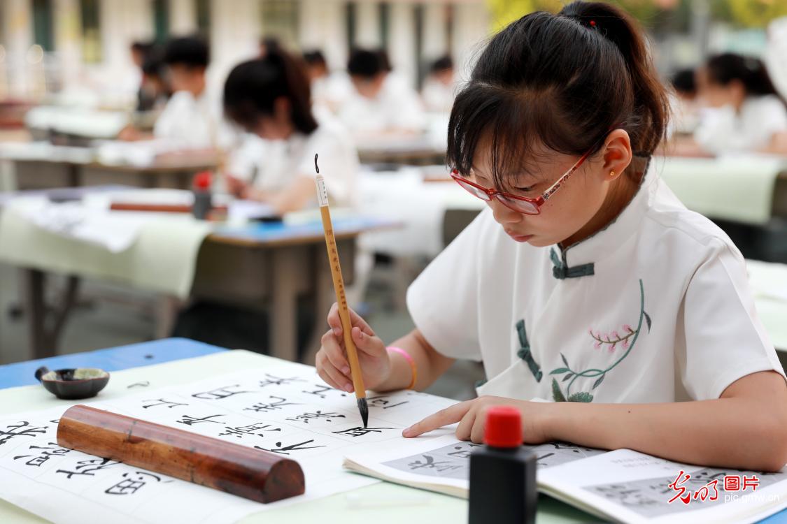 百名小学生赛书法 翰墨飘香校园艺术节