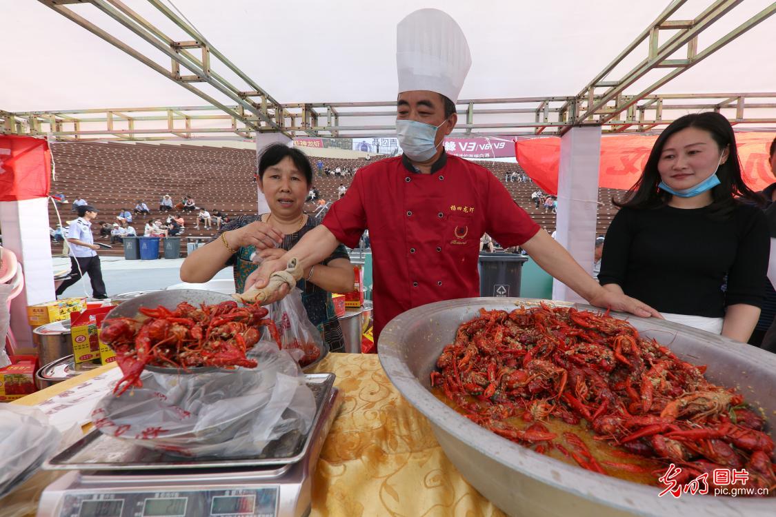 江苏盱眙万人龙虾宴开席三万食客狂扫龙虾40吨