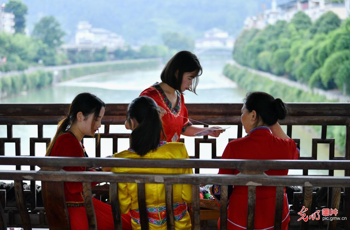 湖北恩施:土家大学生 暑期学刺绣 湖北恩施:土家大学生 暑期学刺绣