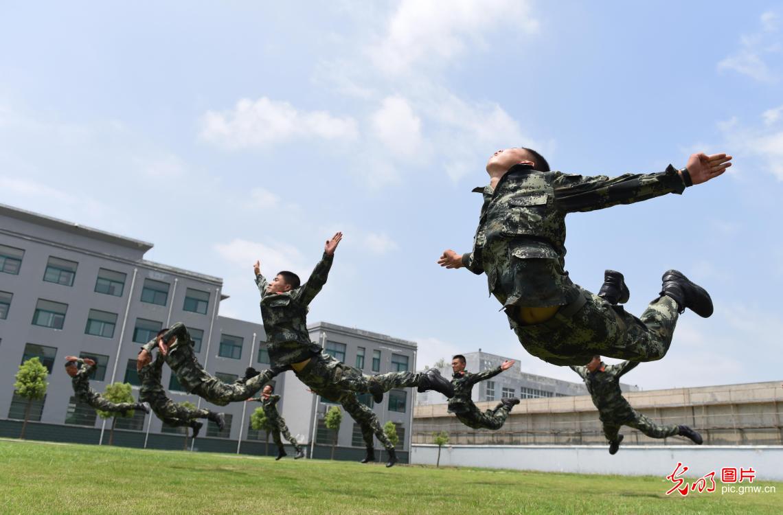 安徽武警苦练三伏砺精兵