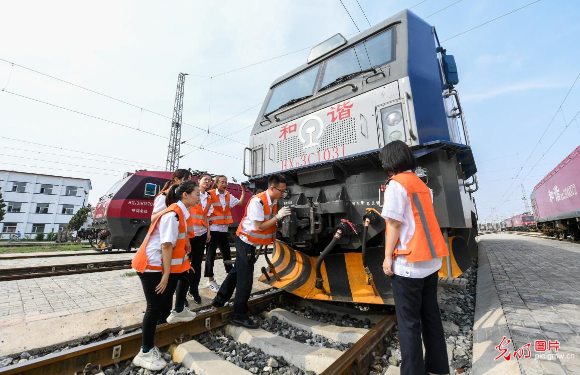 【光明图刊】草原铁路女火车司机是这样练成的