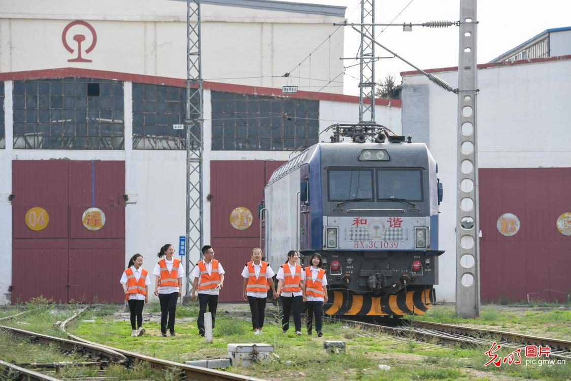 【光明图刊】草原铁路女火车司机是这样练成的