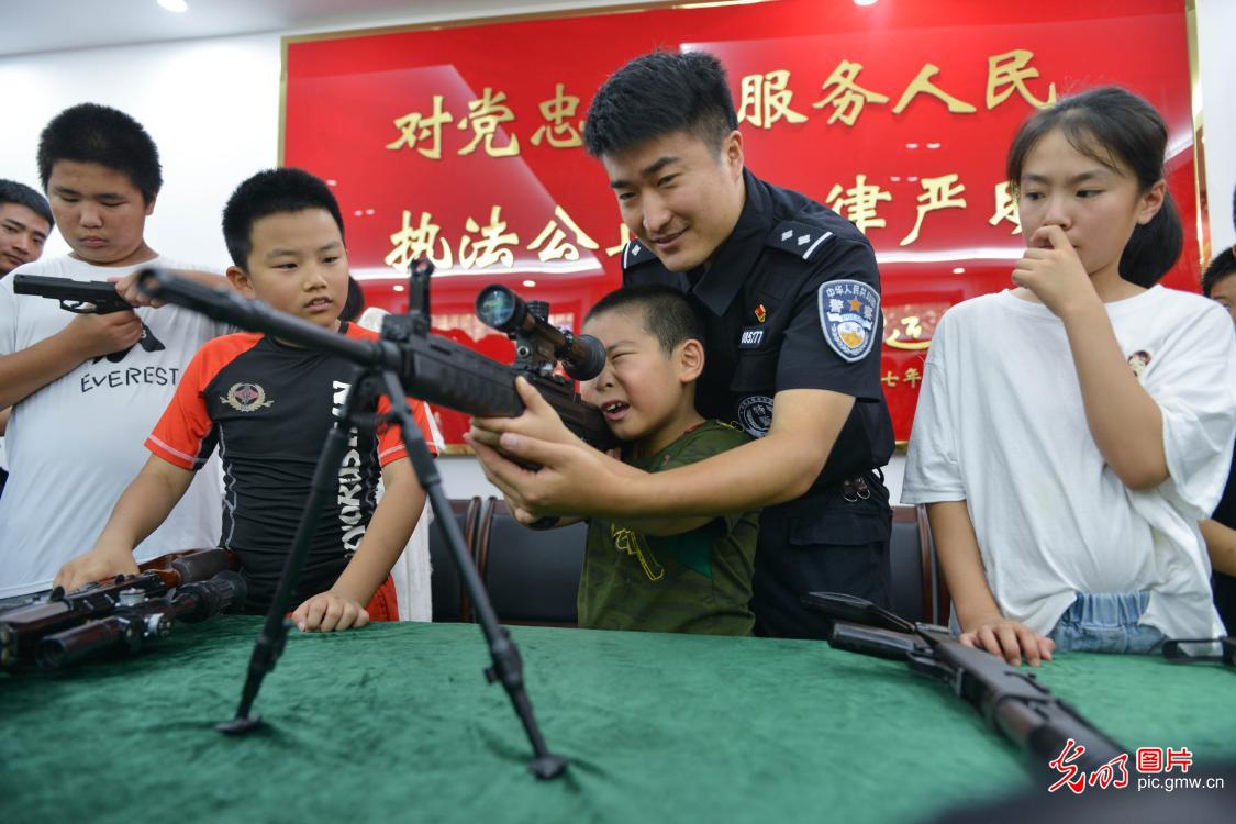 走进警营过暑假 走进警营过暑假
