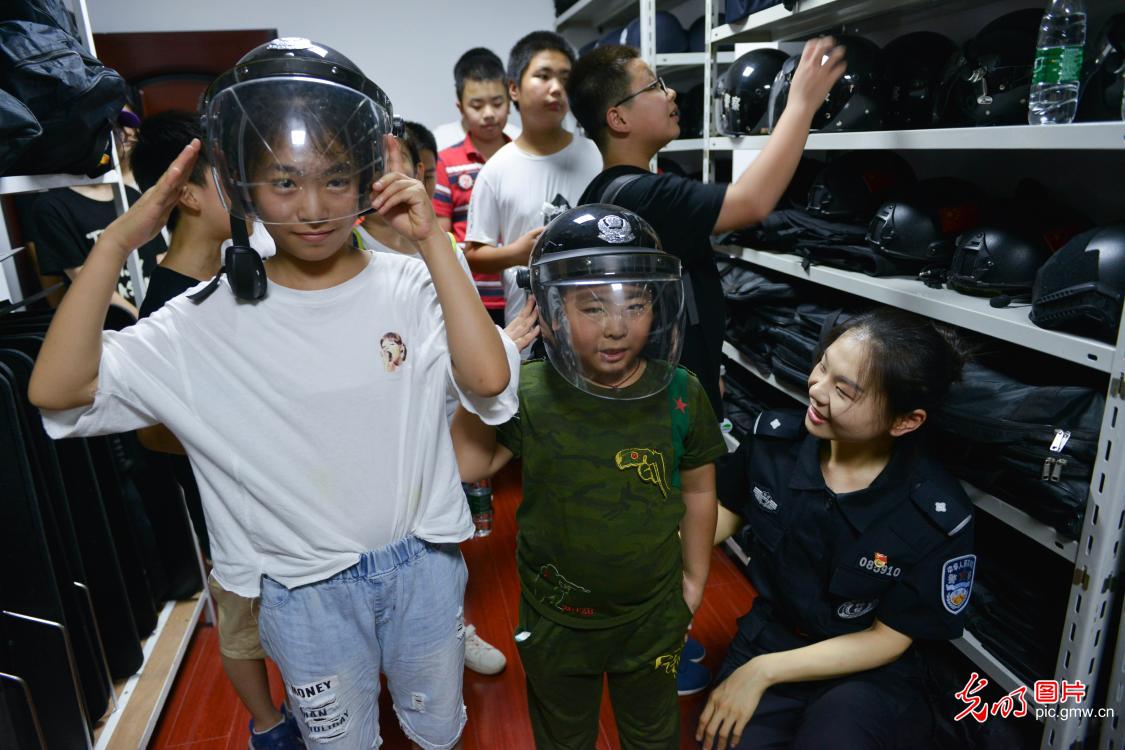 走进警营过暑假 走进警营过暑假