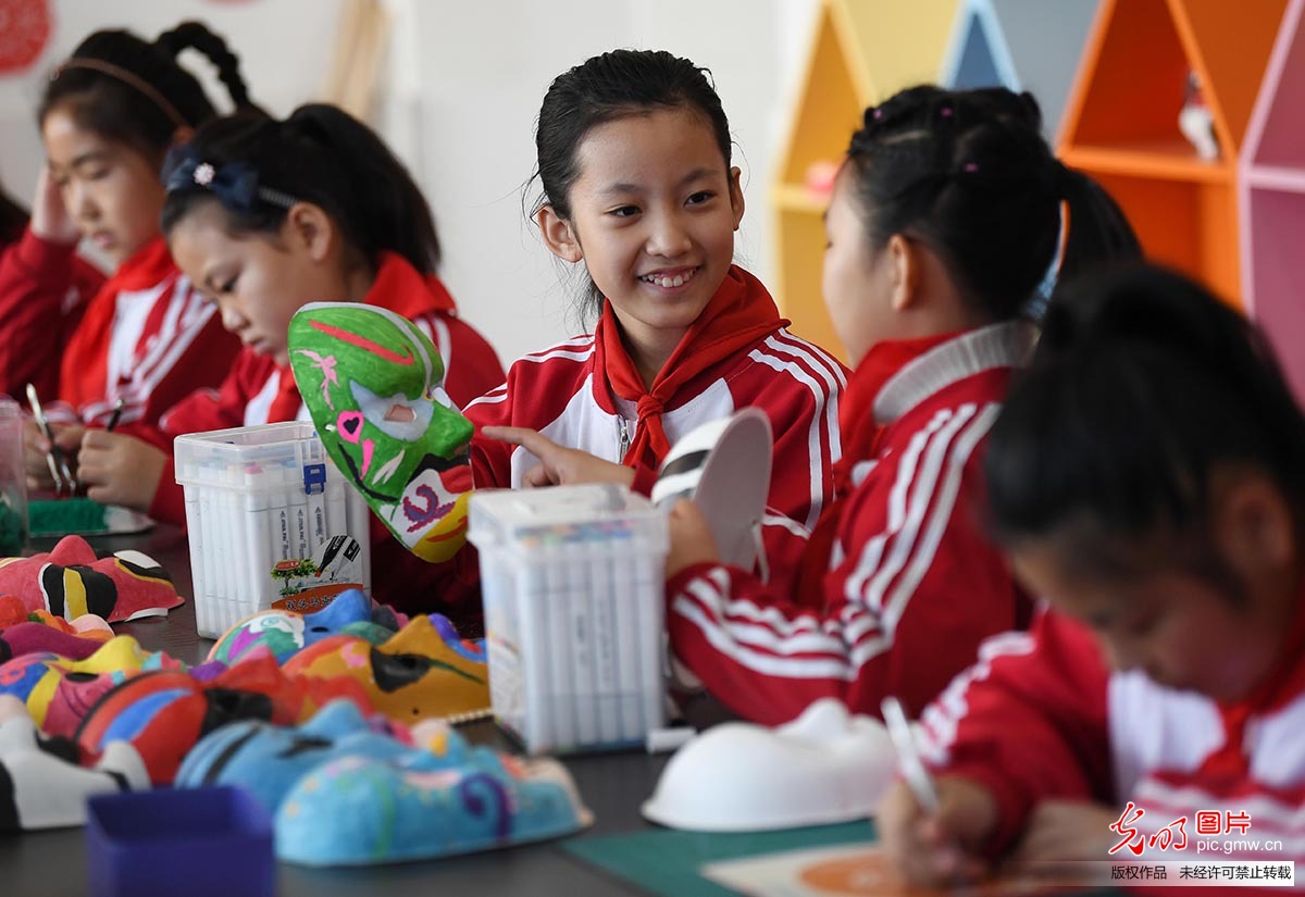 12月3日,河北省迁安市第四实验小学,四3班的学生在用纸浆制作戏曲