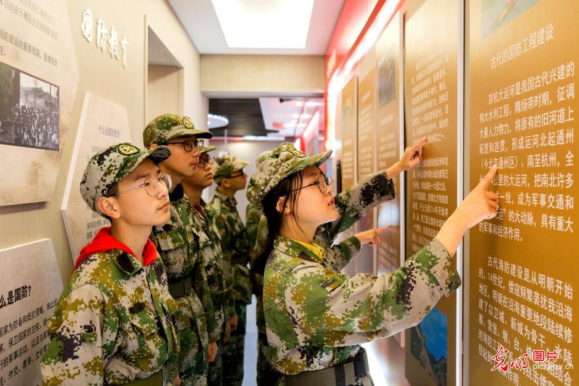 中学生教育馆里学国防