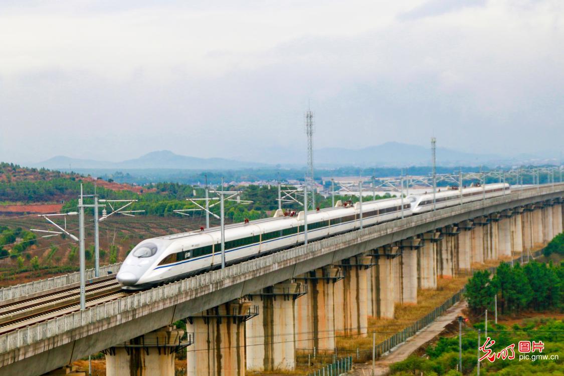 亚博买球网址:“中国高速铁路建设发展”集体采访副部长出席
