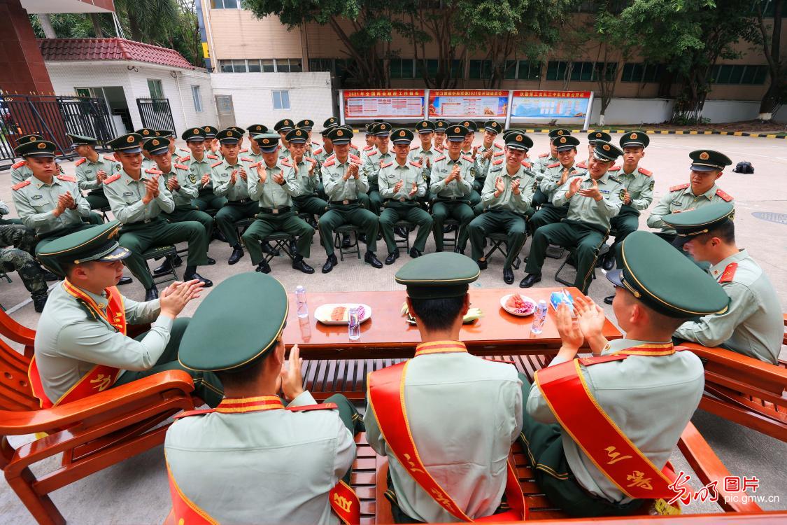 深圳武警举办"红心向党话强军"功臣入列仪式