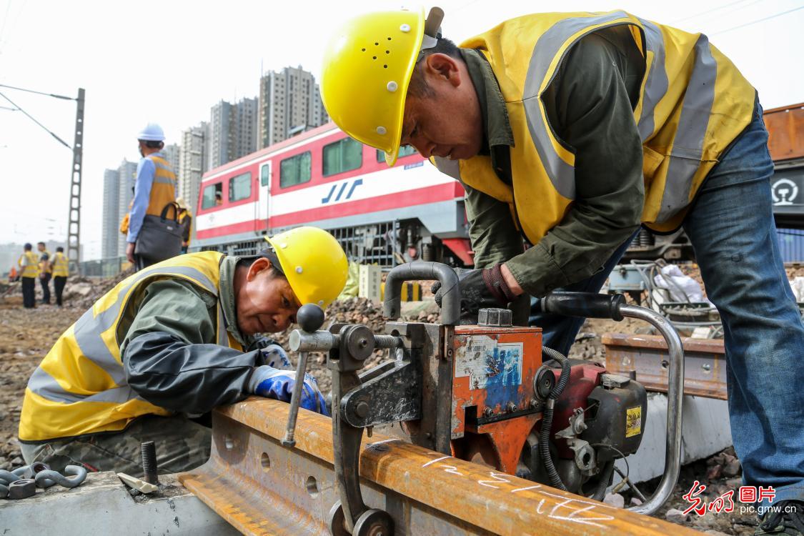 河南郑州铁路维护确保安全