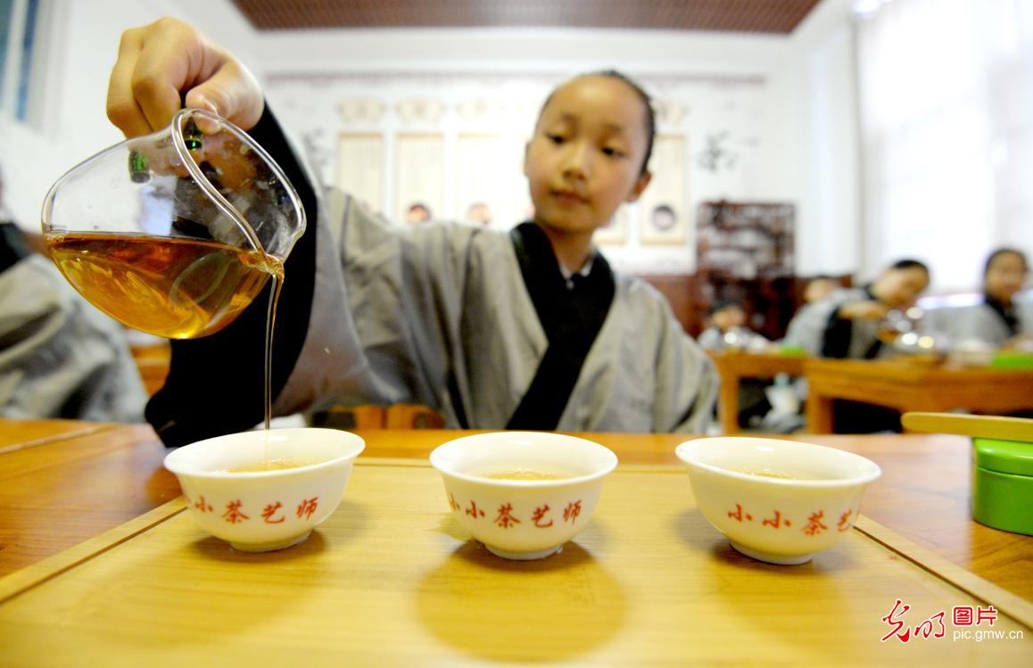 5月20日,河北省邯郸市丛台区春光小学茶艺室内,学生们在学习茶文化.