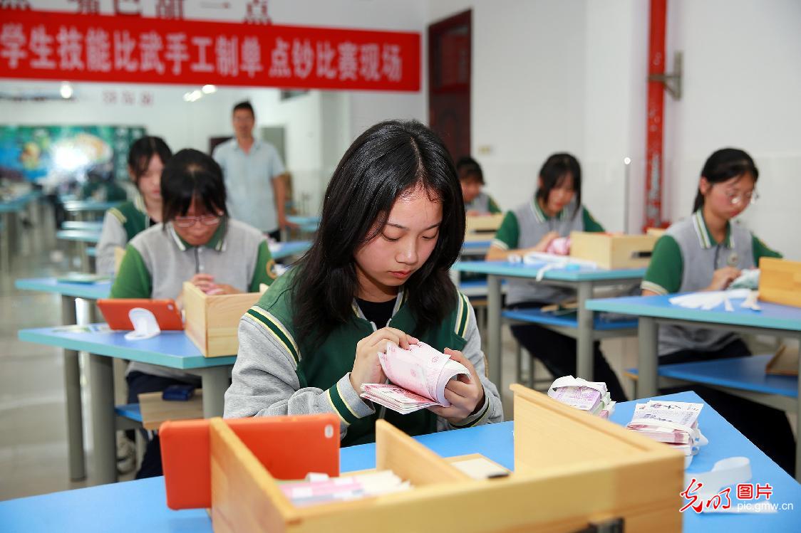 2021年6月2日,东阳职业教育中心学校东技校区内,学生在参加