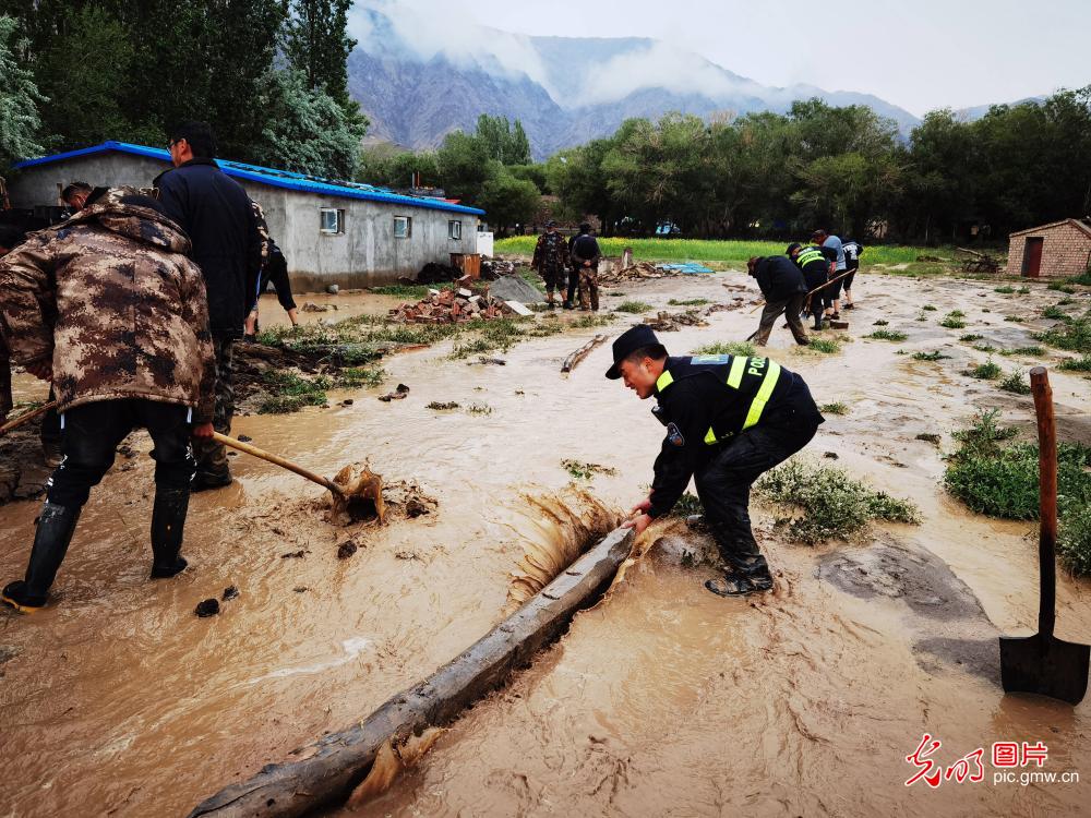 民警奋战在抗洪抢险一线