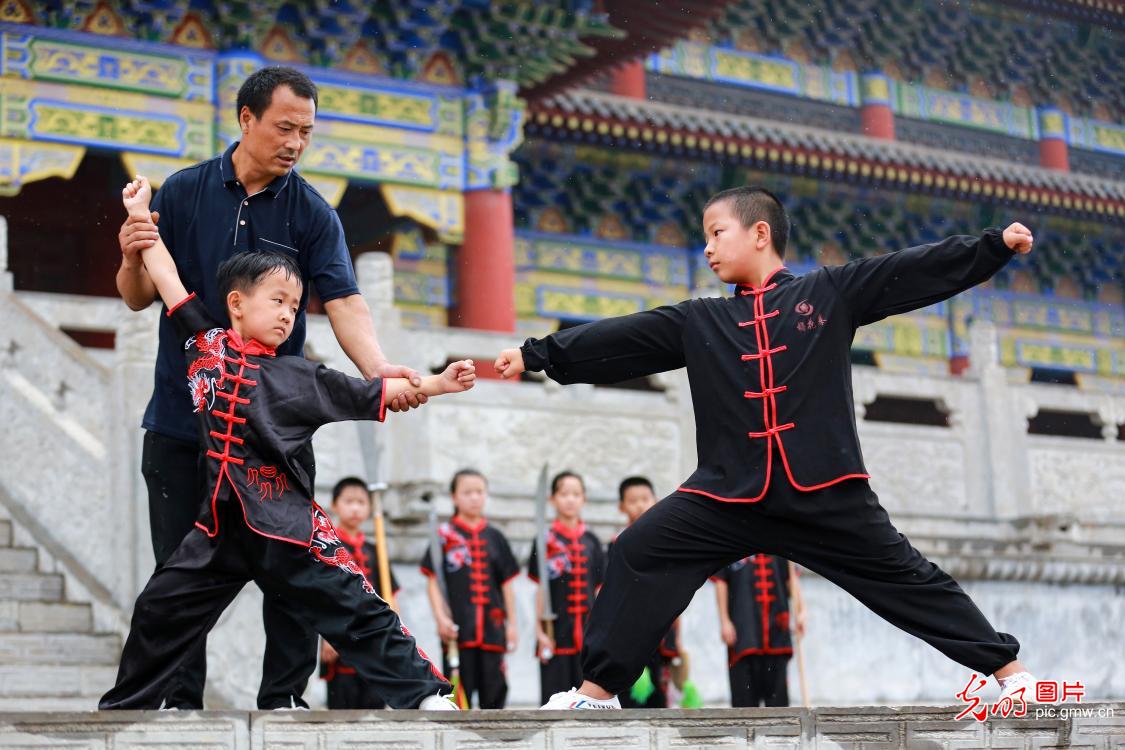 组织为放假回家的孩子们义务教授梅花拳,使孩子们感受中华武术魅力