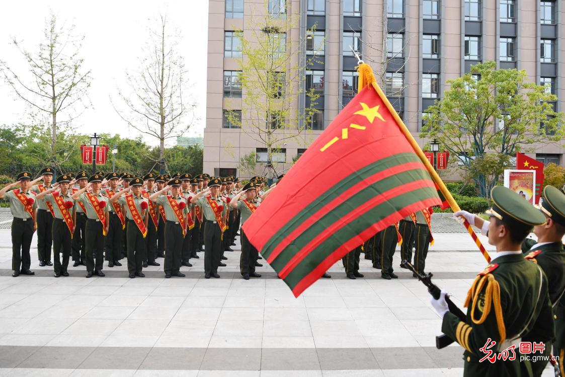 2021年8月31日,安徽合肥,武警合肥支队退役士兵向武警部队旗敬礼.