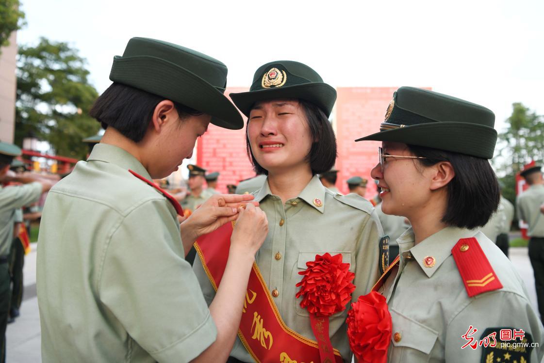 2021年8月31日,安徽合肥,武警合肥支队一名退役女兵依依不舍泪别