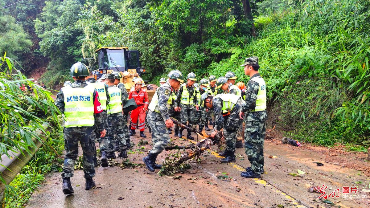 武警部队全力推进四川泸县地震抢险救灾