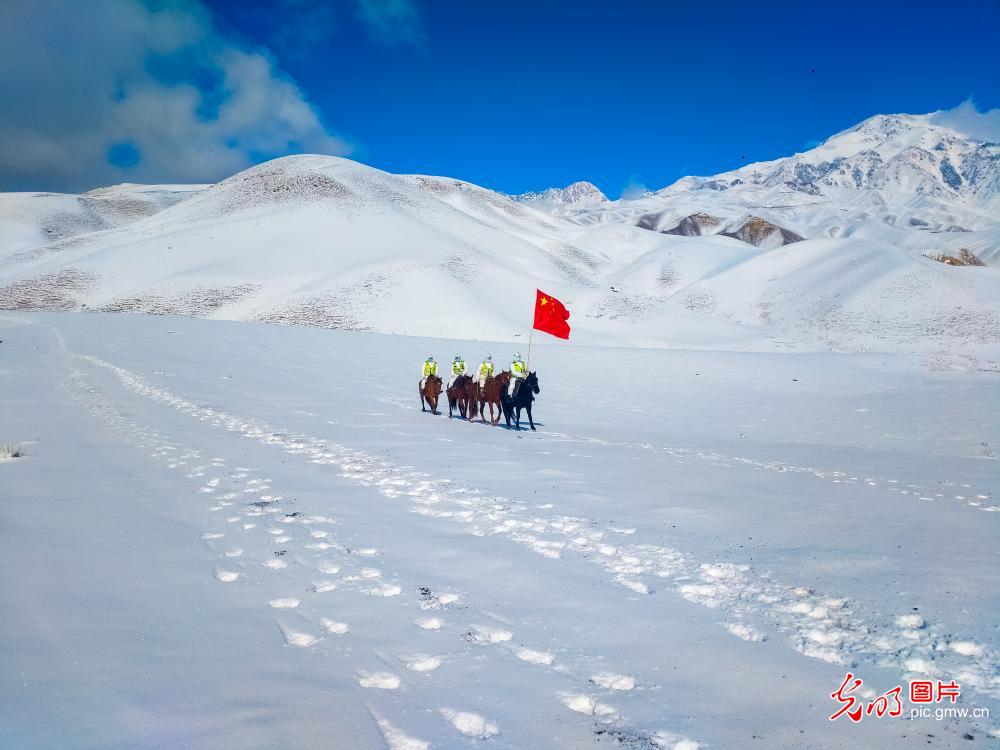 踏雪巡逻祖国的边境线