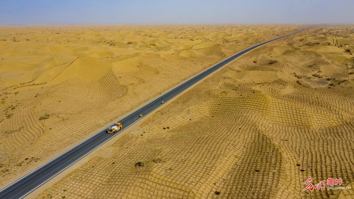 新疆第三条横穿塔克拉玛干沙漠公路加紧建设