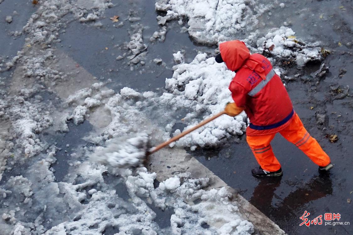 暴雪来袭环卫工全力除雪保路畅