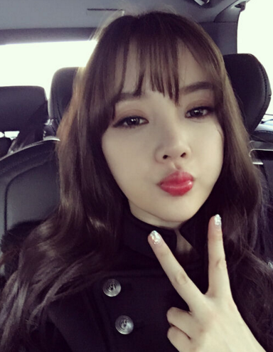 李小璐晒自拍丰唇眼皮宽 网友﹕新晋网红(5)