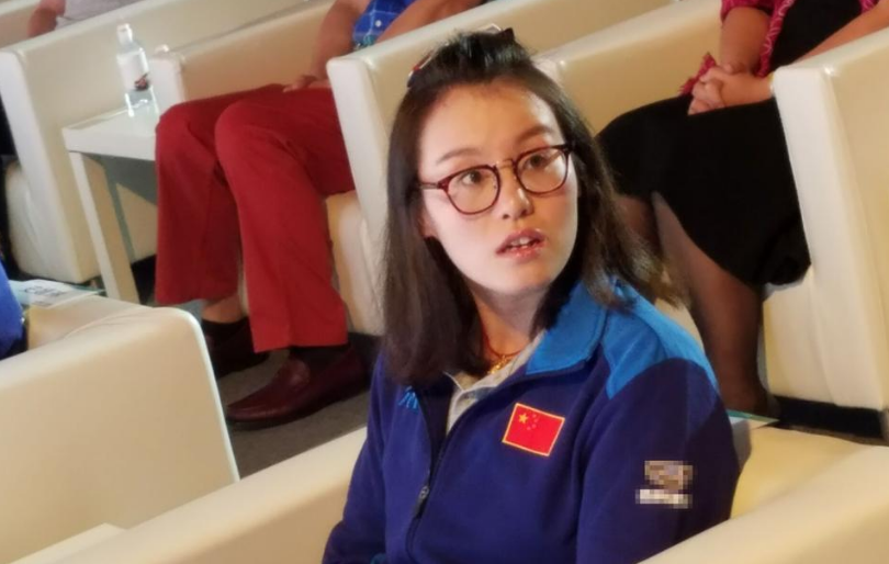 傅园慧出席活动 涂彩色指甲做可爱小女人(9)_u