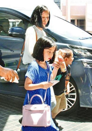 组图:甘比接女儿放学 被记者叫"刘太"露胜利笑容