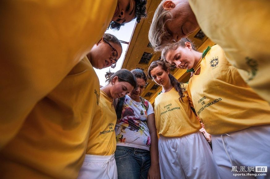 巴西妓女与大学生街头踢球 激情澎湃引围观(1