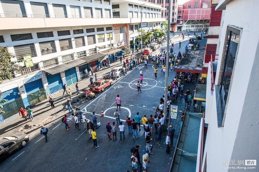 巴西妓女与大学生街头踢球 激情澎湃引围观(3