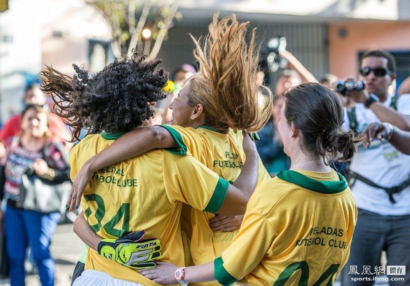 巴西妓女与大学生街头踢球 激情澎湃引围观(5