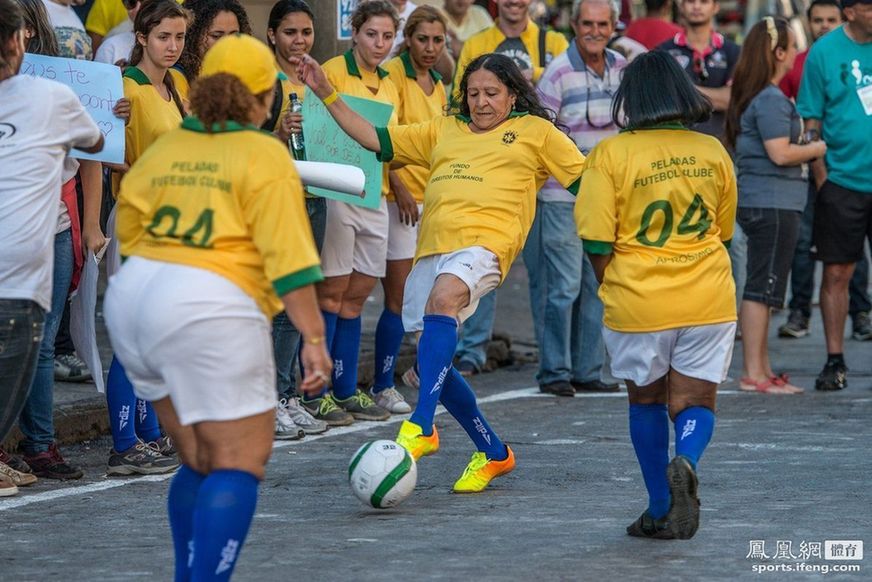 巴西妓女与大学生街头踢球 激情澎湃引围观(6