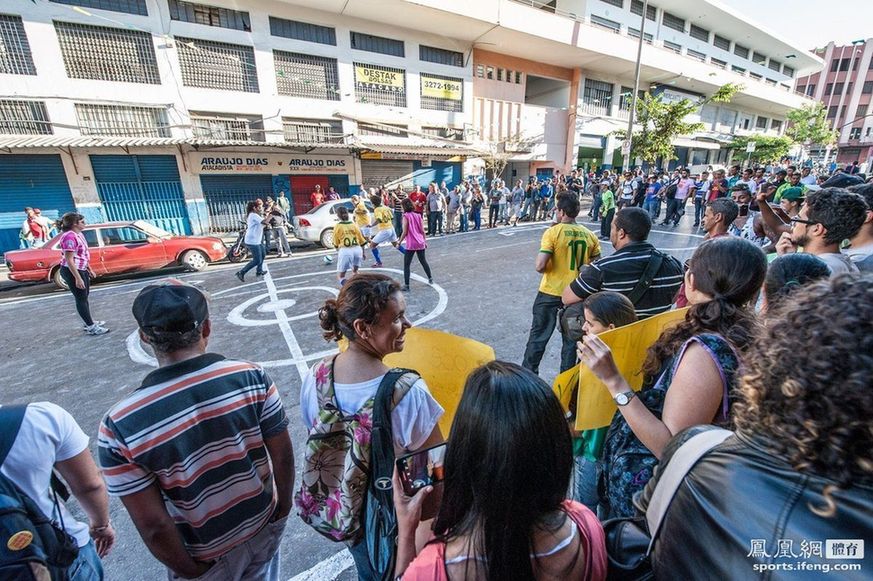 巴西妓女与大学生街头踢球 激情澎湃引围观(1