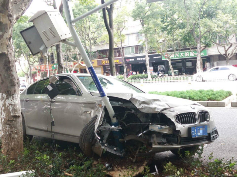 吓死人了,声音巨响,就像港片里警匪片。目击者高小姐说,事发时她正要去上班,突然就被对向车道的一幕吓坏了。据目击者说,宝马车的驾驶员是一名女子,安全气囊都弹了出来。事发后,五六名警察冲上去将女子带下车来,女子下车后全身瘫软,后被民警带走。