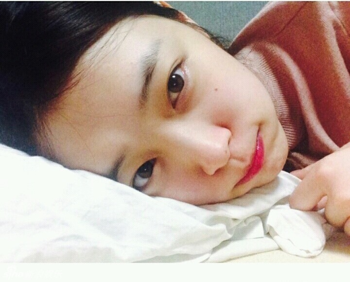 雪莉素颜出镜 嘟嘴卖萌可爱