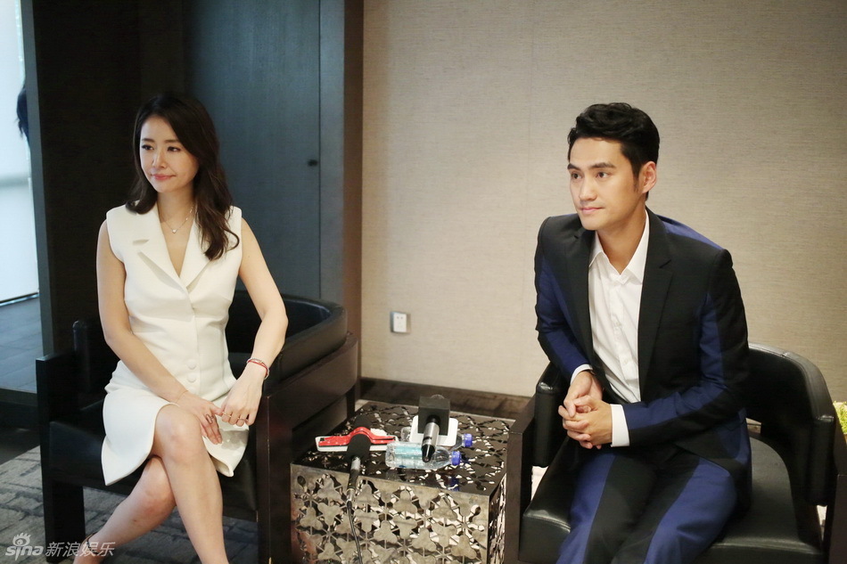 组图:林心如白衣掩肚甜笑 和袁弘欢乐对谈