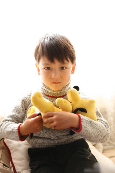 叶一茜晒儿子萌照 小亮仔面对镜头搞怪卖萌